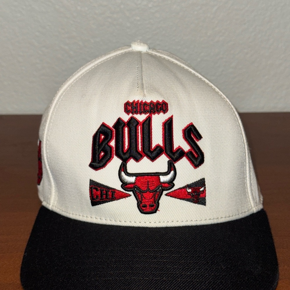 Chicago Bulls White and Black Cap